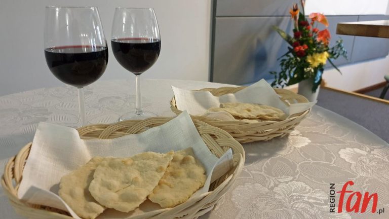 Świadkowie Jehowy chlebem i winem upamiętnili śmierć Jezusa (FOTO)