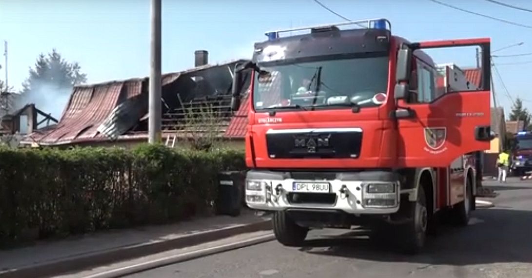 Dom jednorodzinny stanął w ogniu (WIDEO)