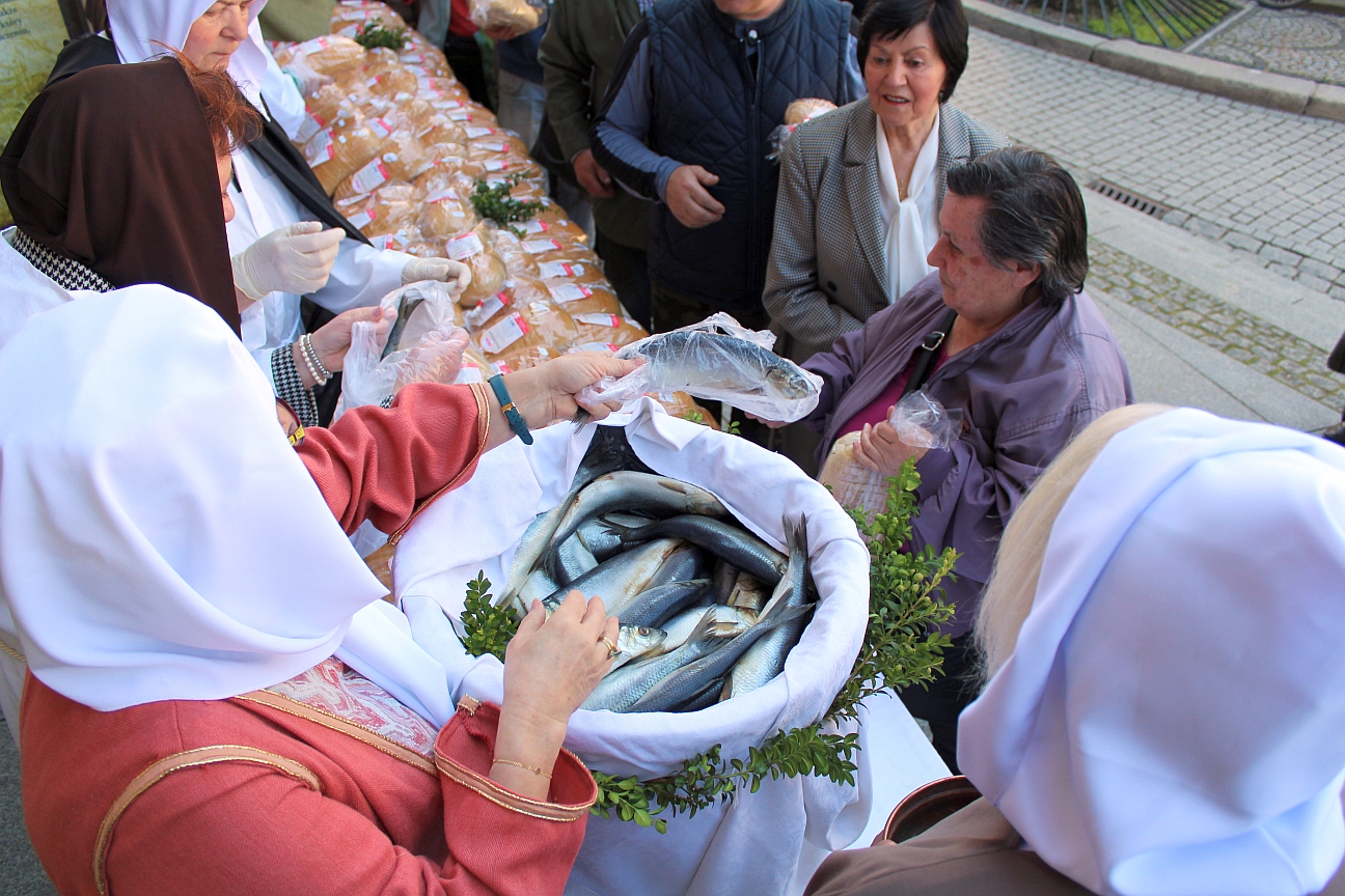 Beczka śledzi i 100 bochnów chleba (FOTO)