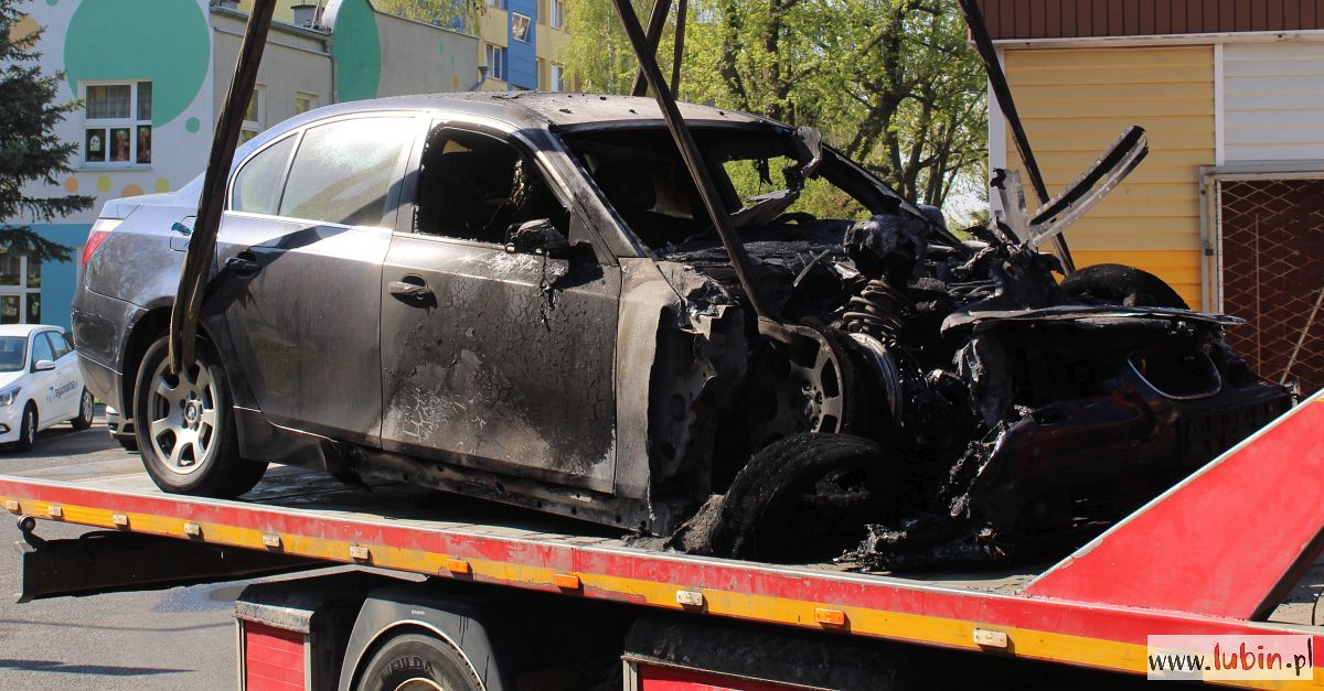 Spaliło się BMW, wcześniej mieszkaniec słyszał wybuch