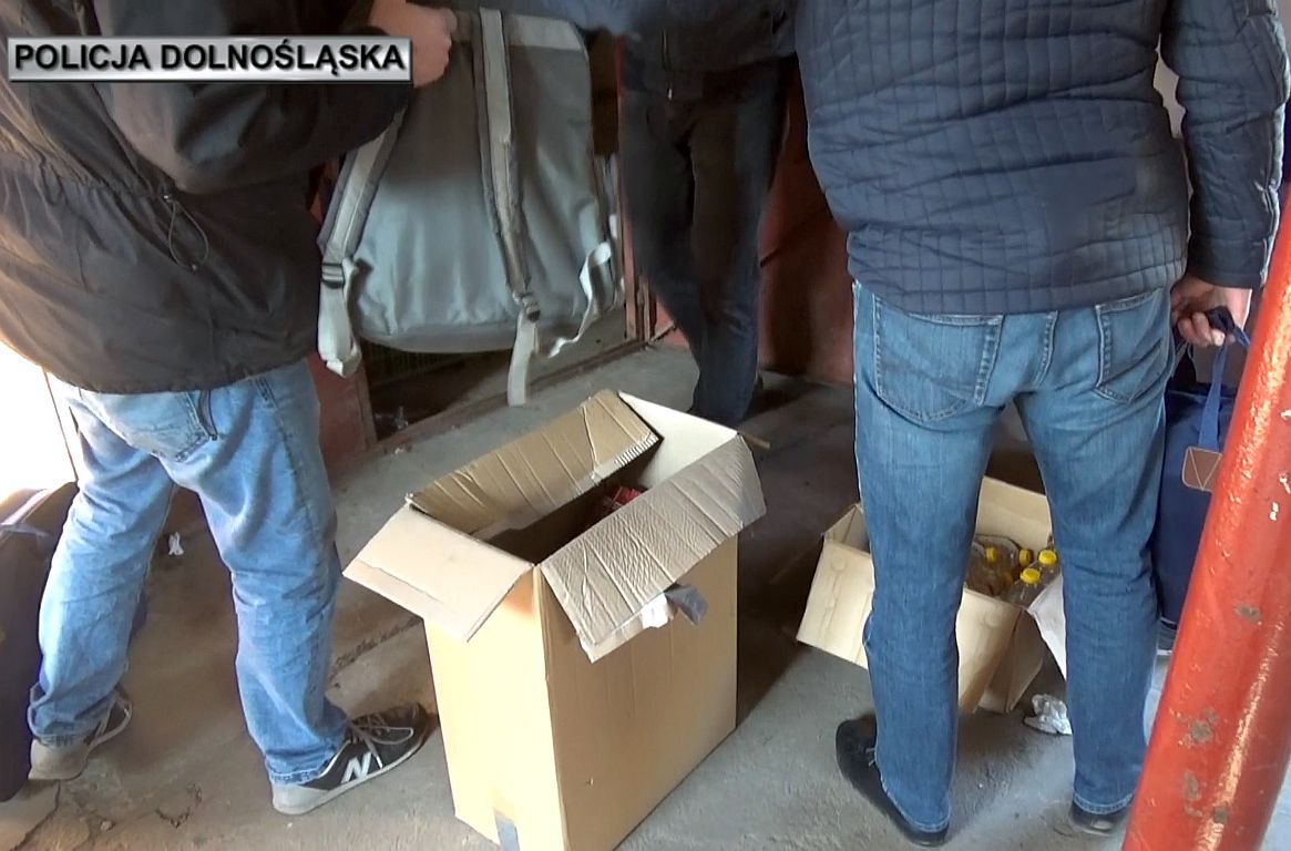 50-latek sprzedawał towar spod lady