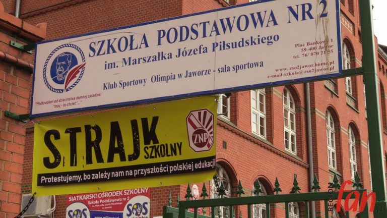 Strajk trwa, egzaminy bez zakłóceń (WIDEO)