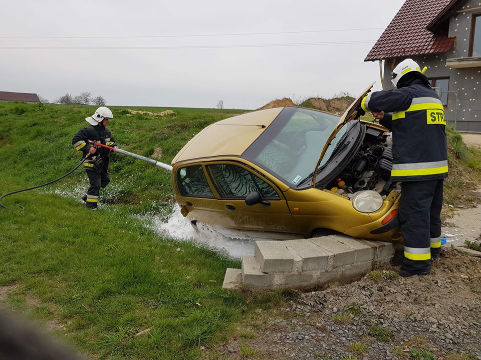 Wylądował w przydrożnym rowie. Mógł mieć wstrząśnienie mózgu (FOTO)