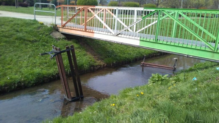 Powyrywali ławki i wrzucili je do rzeki (FOTO)