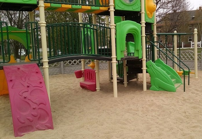 Ukradli zjeżdżalnię na oczach mieszkańców