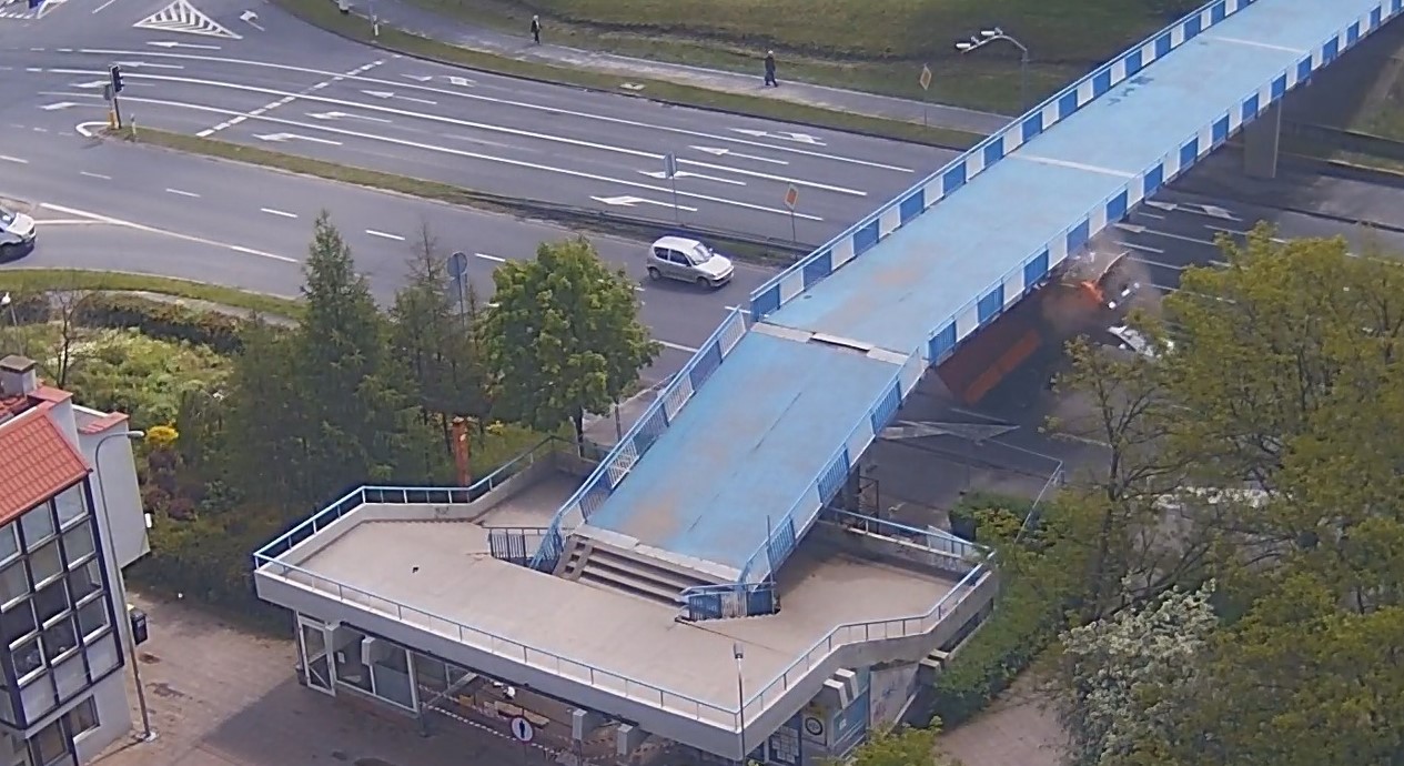 Mamy nagranie z chwili zderzenia ciężarówki z kładką!