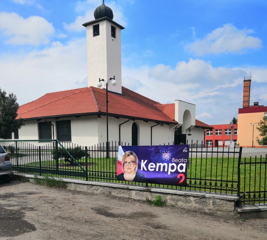 Kampania wyborcza PiS na kościelnych płotach