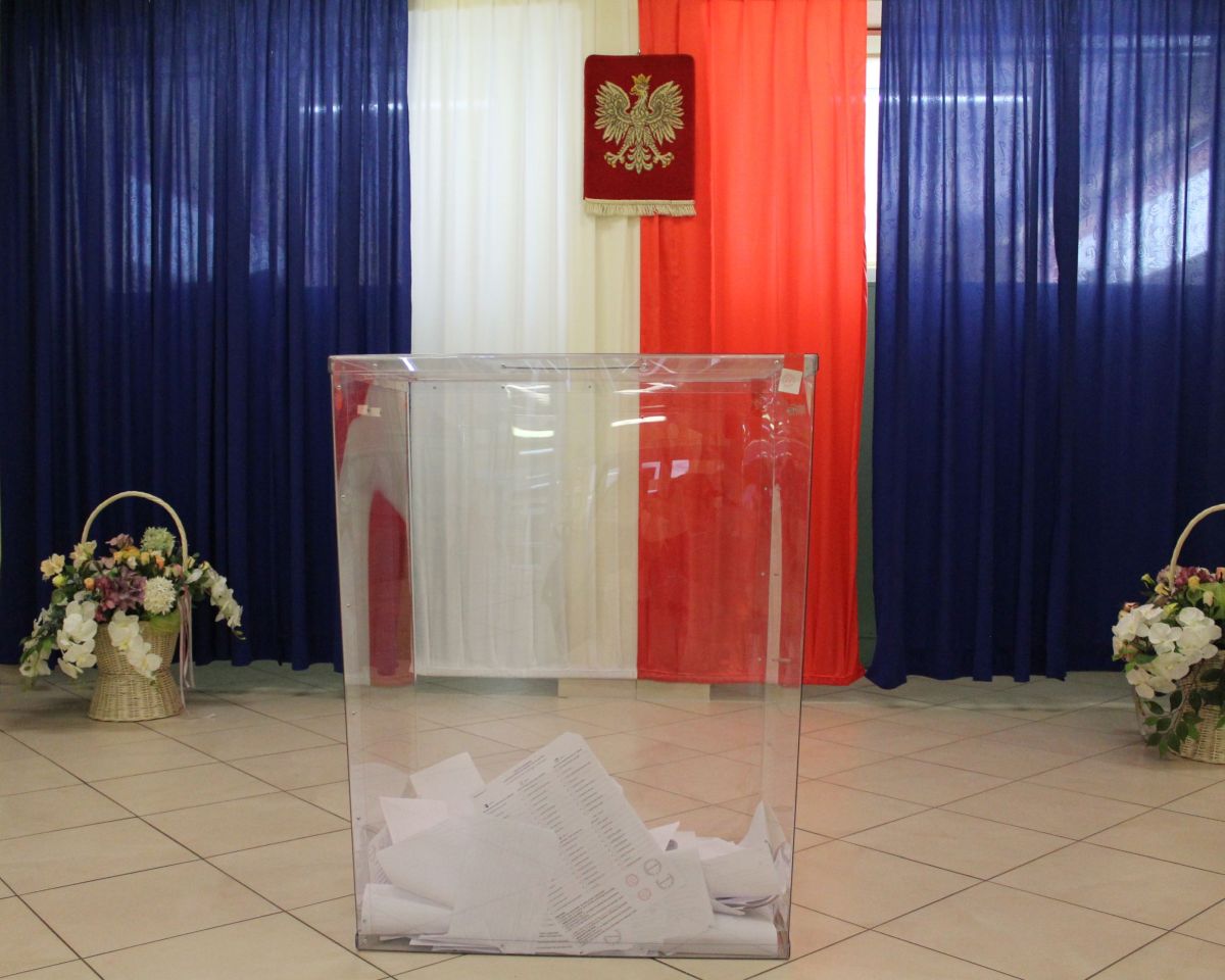 KE zwycięża na Dolnym Śląsku, PiS – w kraju