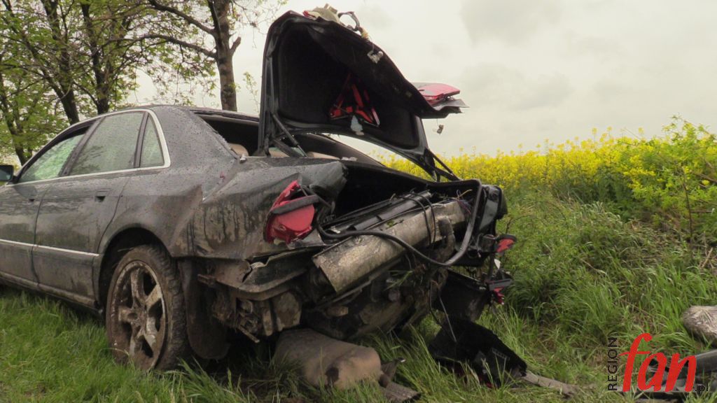 Audi w przydrożnym rowie (FOTO, WIDEO)