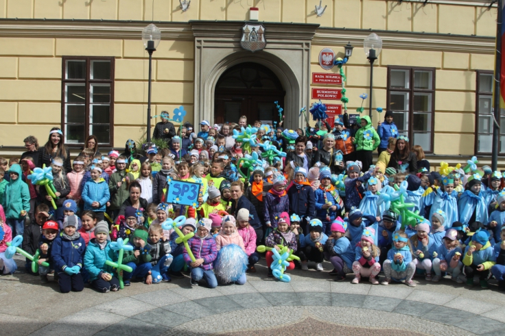 Dzieci pamiętają o niezapominajce  