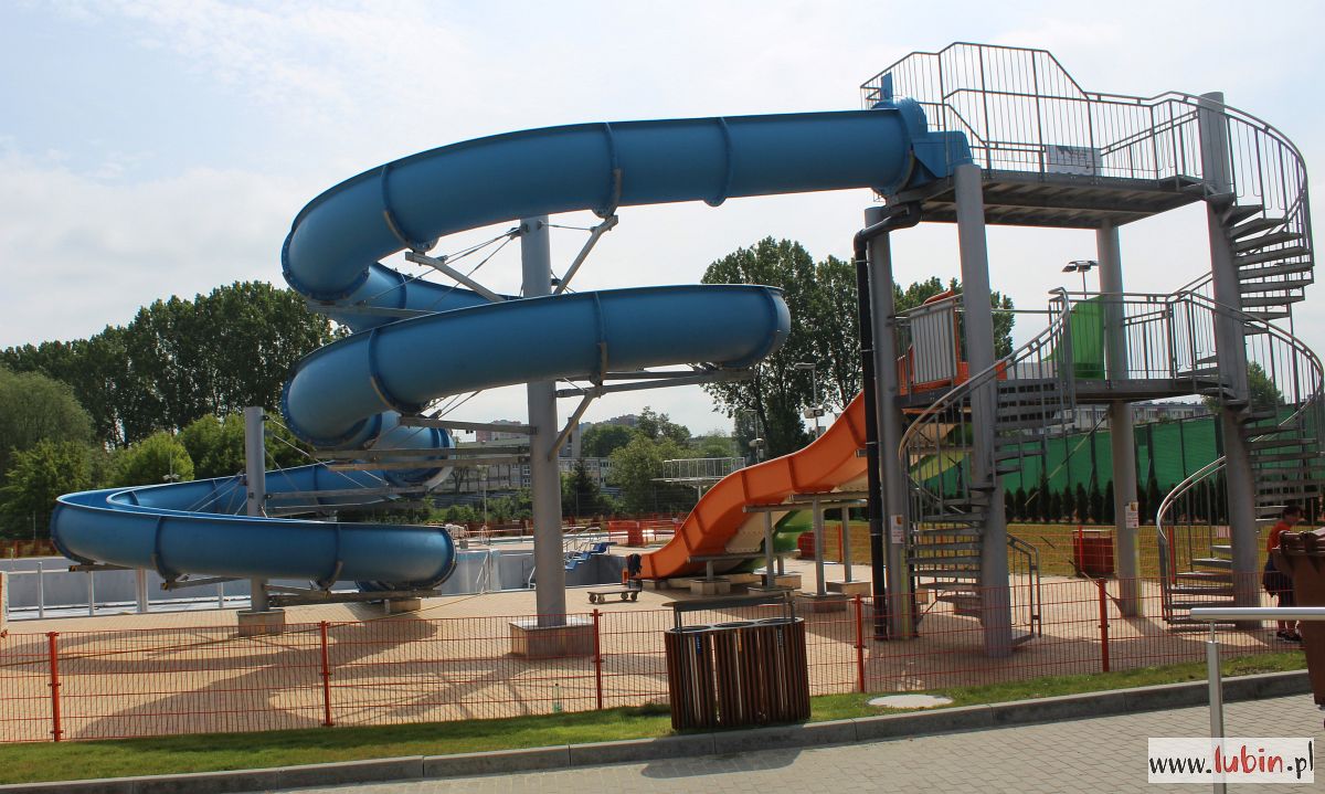 Baseny odkryte będą miały większą plażę. Otwarcie już w czerwcu