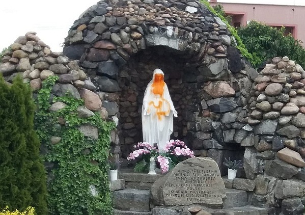 Wandale oszpecili figurę Matki Boskiej (WIDEO)