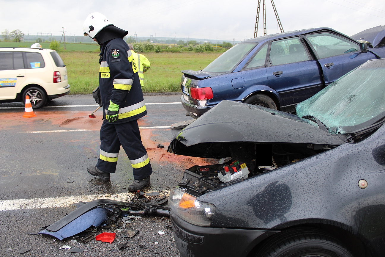 Czołowe zderzenie na wiadukcie (FOTO)