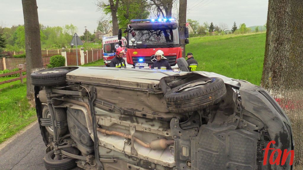 Volkswagen zahaczył o drzewo i dachował (FOTO, WIDEO)