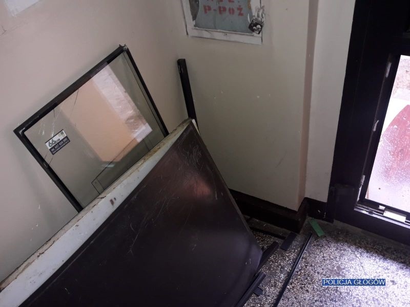 Nie mógł wejść do swojego bloku, więc zniszczył drzwi