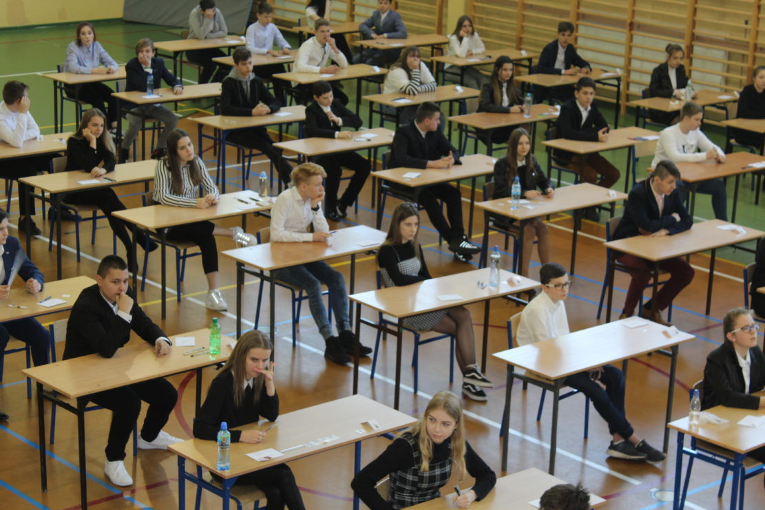 Kolejne alarmy bombowe! Maturzyści zdają egzamin w innej szkole (WIDEO)