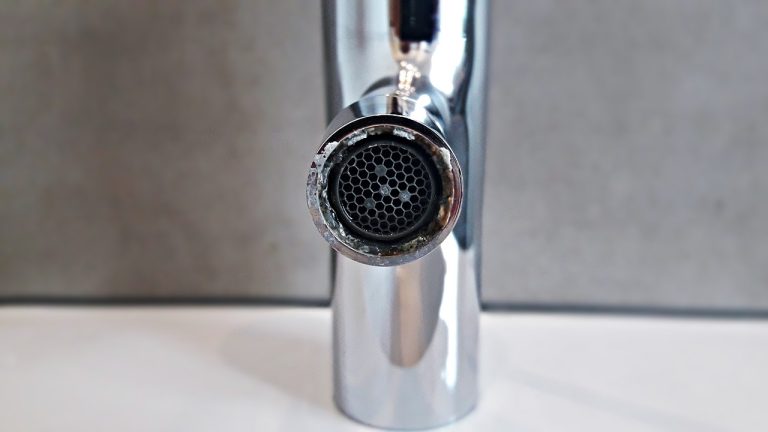 Kolejna firma ukarana