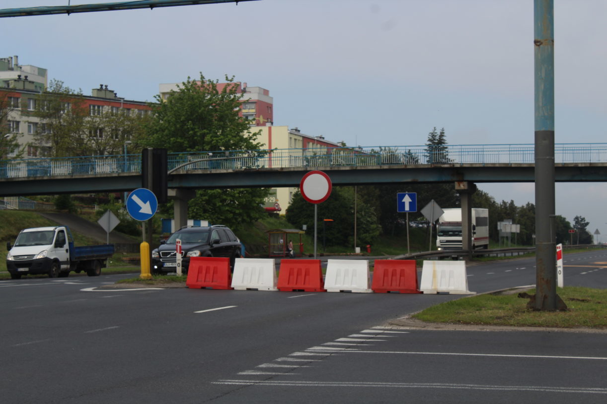 Droga pod kładką wciąż zamknięta. GDDKiA czeka na decyzję specjalistów