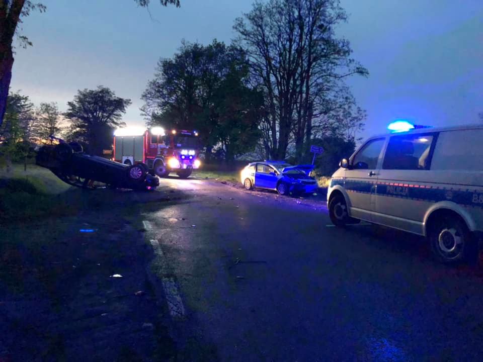 Policjanci lekko ranni po pościgu za kierowcą  