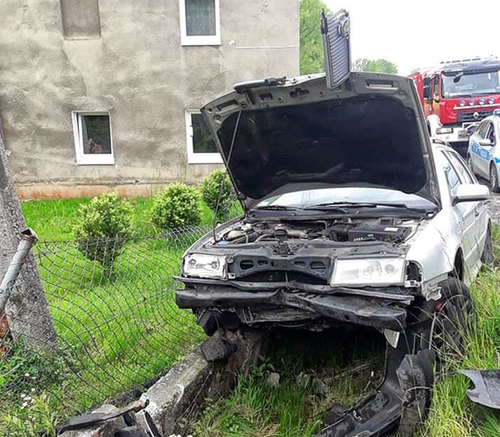 Samochód na płocie, kierowca w szpitalu