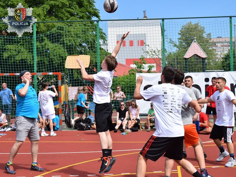 Policjanci też zagrali, by pomóc rodzinie kolegi (FOTO)