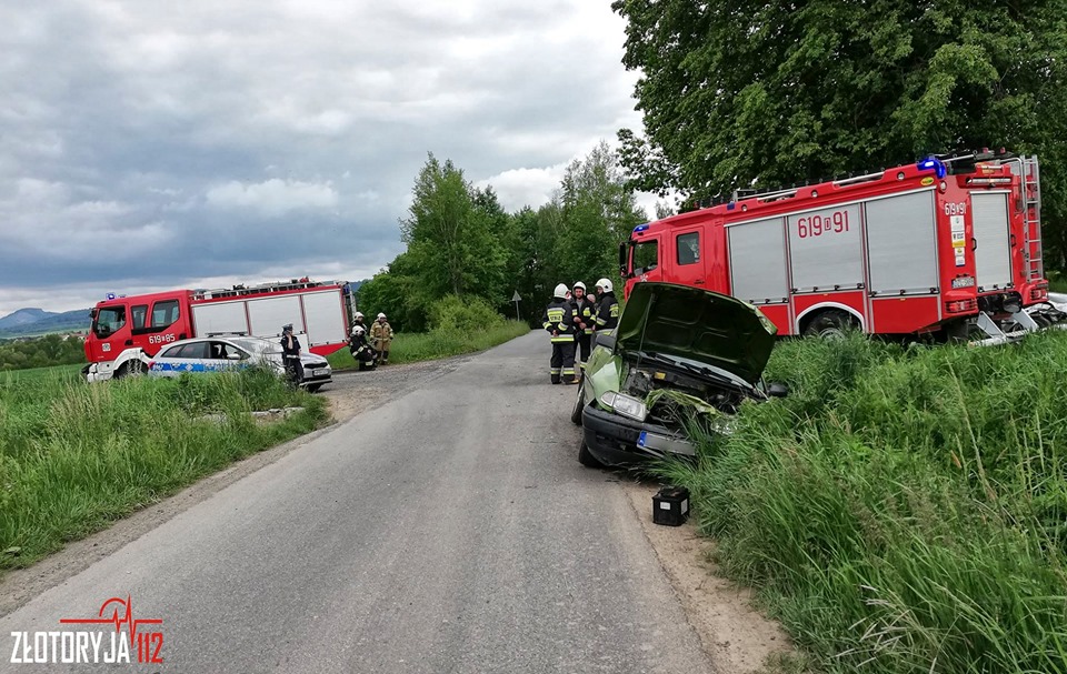 Kolizja na wąskiej krzyżówce (FOTO)