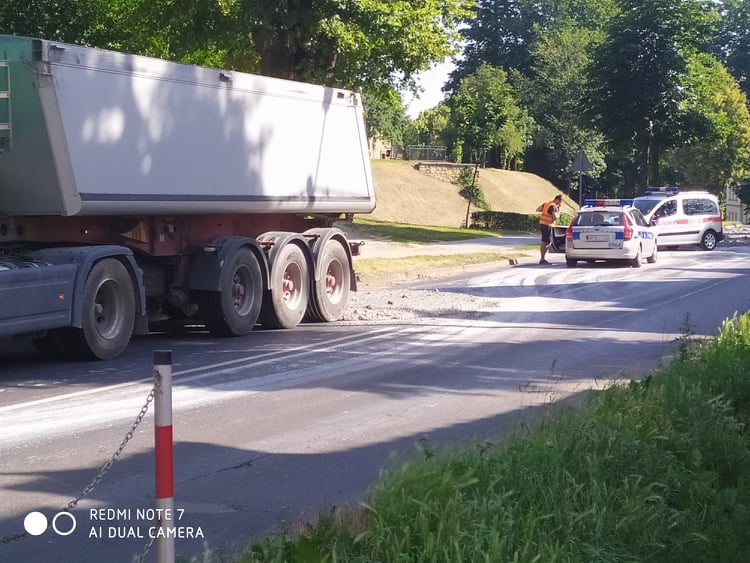 Wyciek betonu z ciężarówki. Ulica Staszica częściowo zablokowana