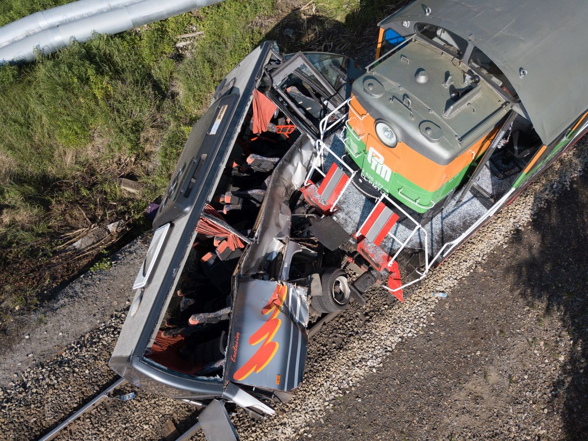Autobus wjechał pod pociąg