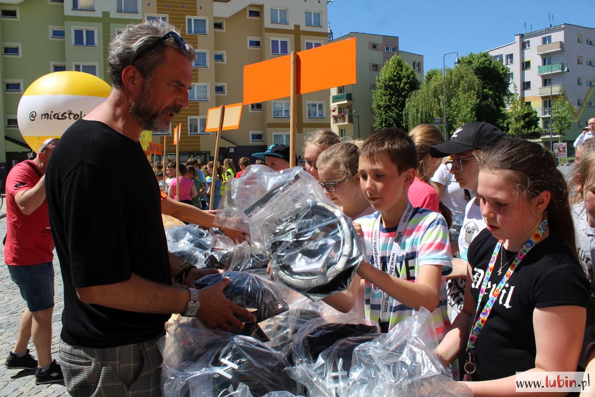 Miasto rozdało uczniom kaski rowerowe (FOTO)