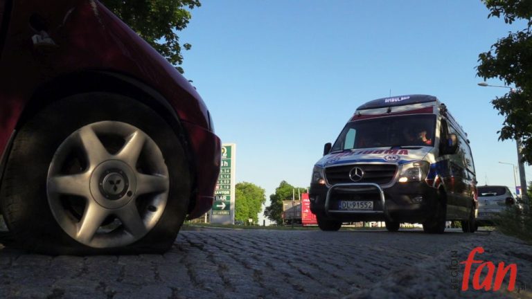 Nietrzeźwy kierowca ściął znak drogowy (FOTO)