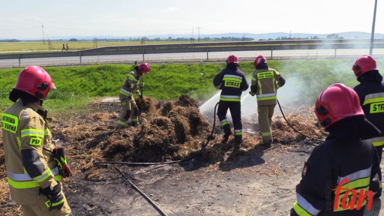 Pożar słomy przewożonej drogą S3 (FOTO, WIDEO)