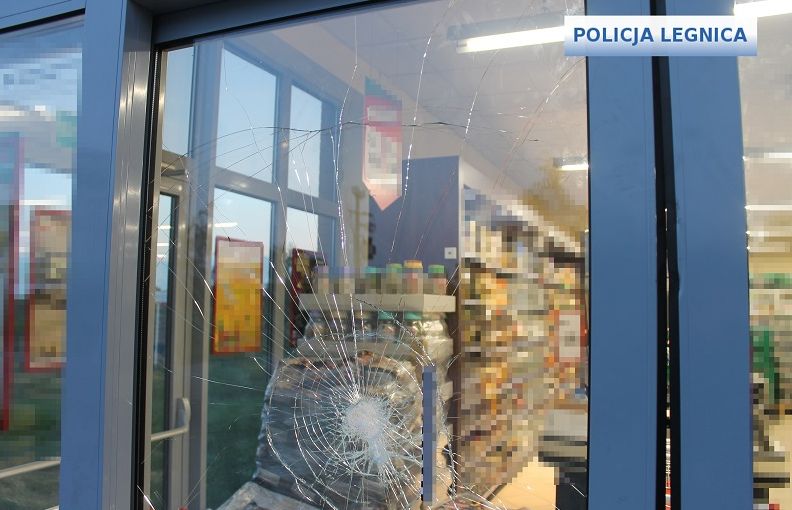 Włamywacze zdążyli zbić szybę