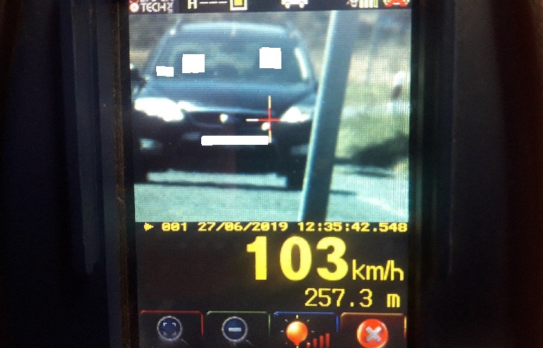 Pędził ponad setką po wiejskiej drodze