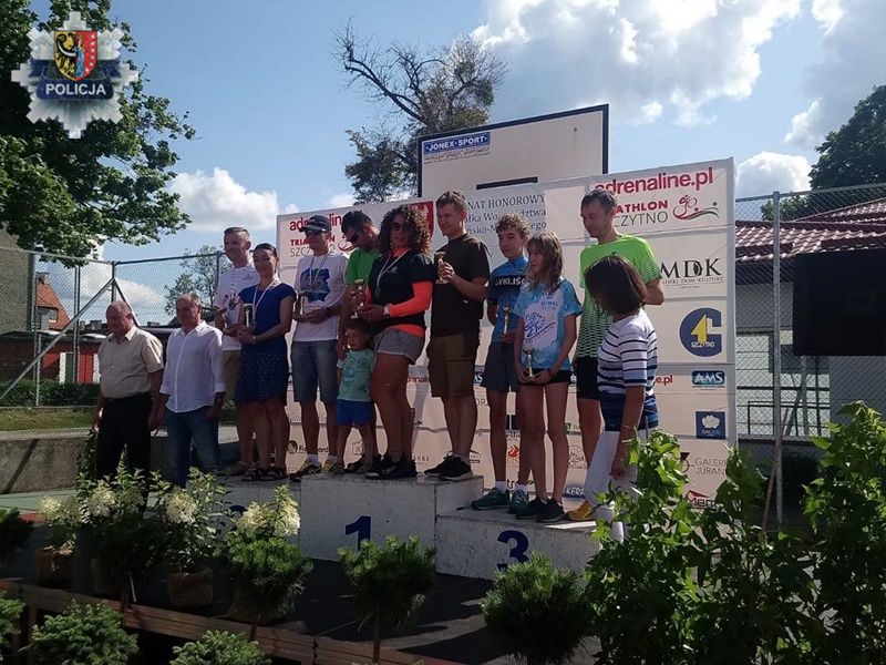 Drużyna z polkowickim policjantem na podium