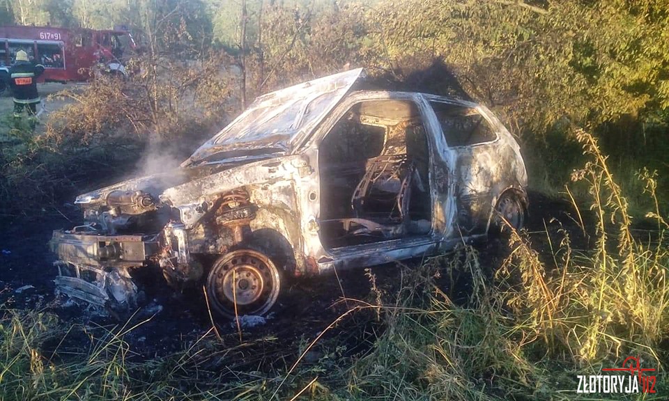 Samochód płonął na łące (FOTO)
