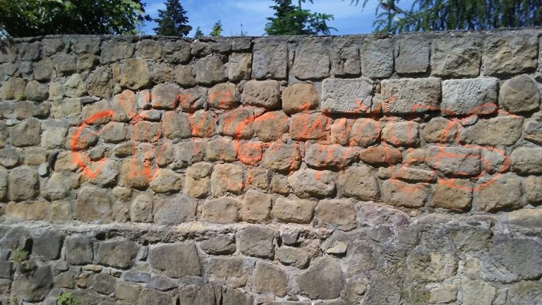 Usunęli napisy z zabytkowych murów obronnych