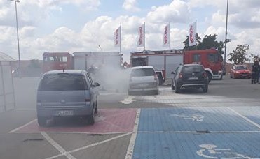 Gdy wyszedł ze sklepu, jego samochód płonął… (FOTO)