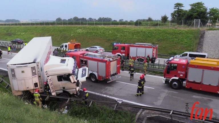 Ciężarówka wpadła w poślizg – A4 zablokowana! (FOTO, WIDEO)