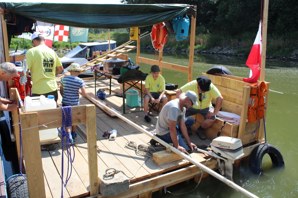 Na tratwie chcą przepłynąć kilkaset kilometrów. Dziś wystartowali (FOTO)