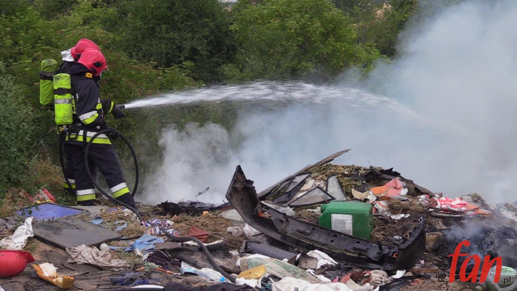 Dzikie wysypisko w ogniu, zagrożone pola ze zbożem (FOTO, WIDEO)