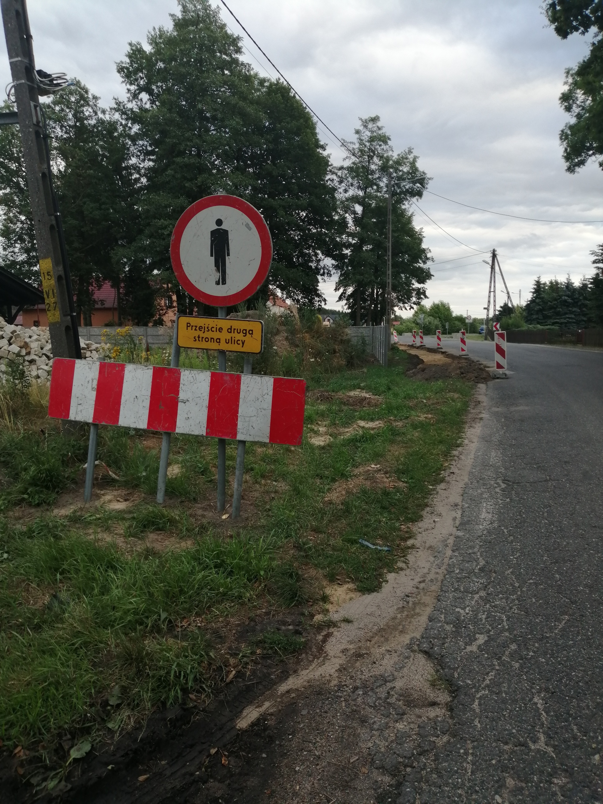 W Jędrzychowie budują chodnik (WIDEO)