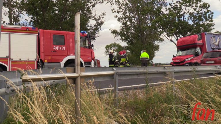Zderzenie trzech aut na drodze wojewódzkiej (FOTO, WIDEO)