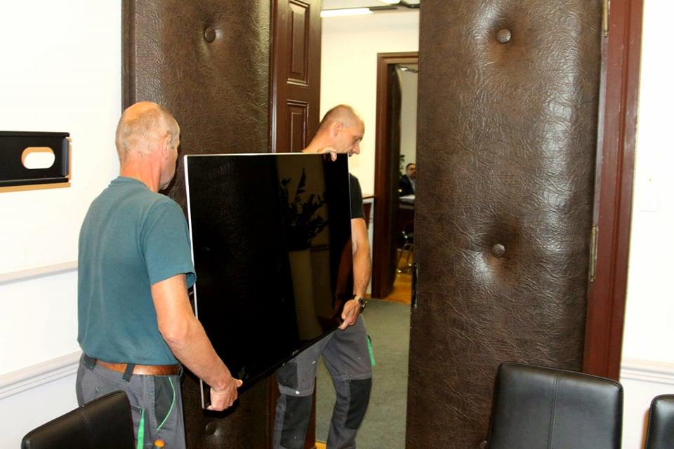 Urzędowe telewizory trafiły do dzieci