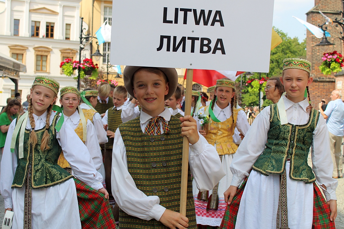 Barwny korowód pełen międzynarodowych gości (WIDEO)