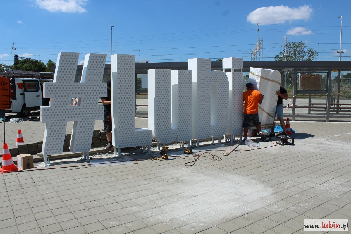 Przestrzenne, podświetlane litery witają podróżnych