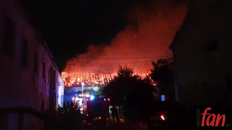 W stodołę uderzył piorun (FOTO, WIDEO)