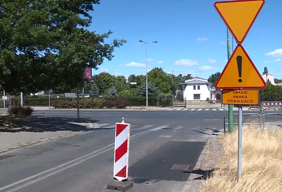 Chaos na skrzyżowaniu, miasto rozkłada ręce (WIDEO)