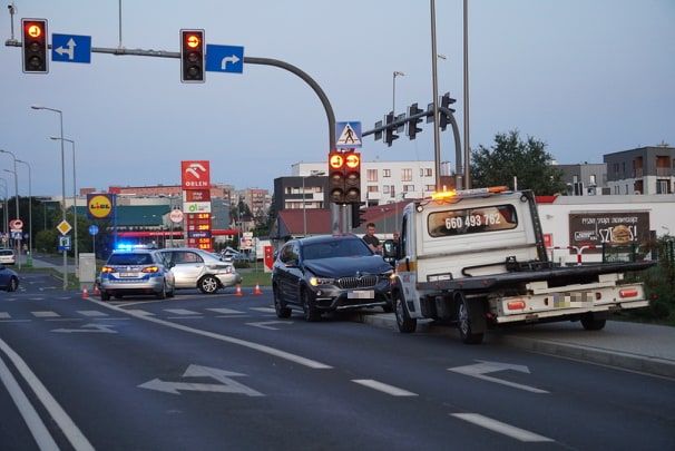 Znowu groźnie na Legnickiej. Zderzenie toyoty z BMW (FOTO)