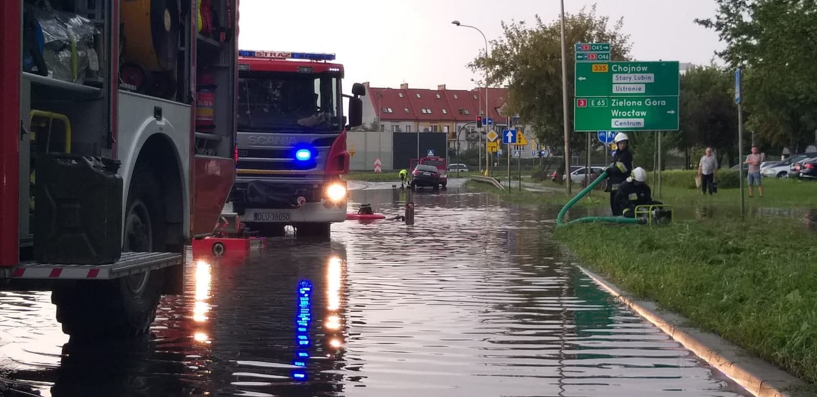 Zalane ulice i przewrócone drzewa – miasto po burzy (WIDEO, FOTO)