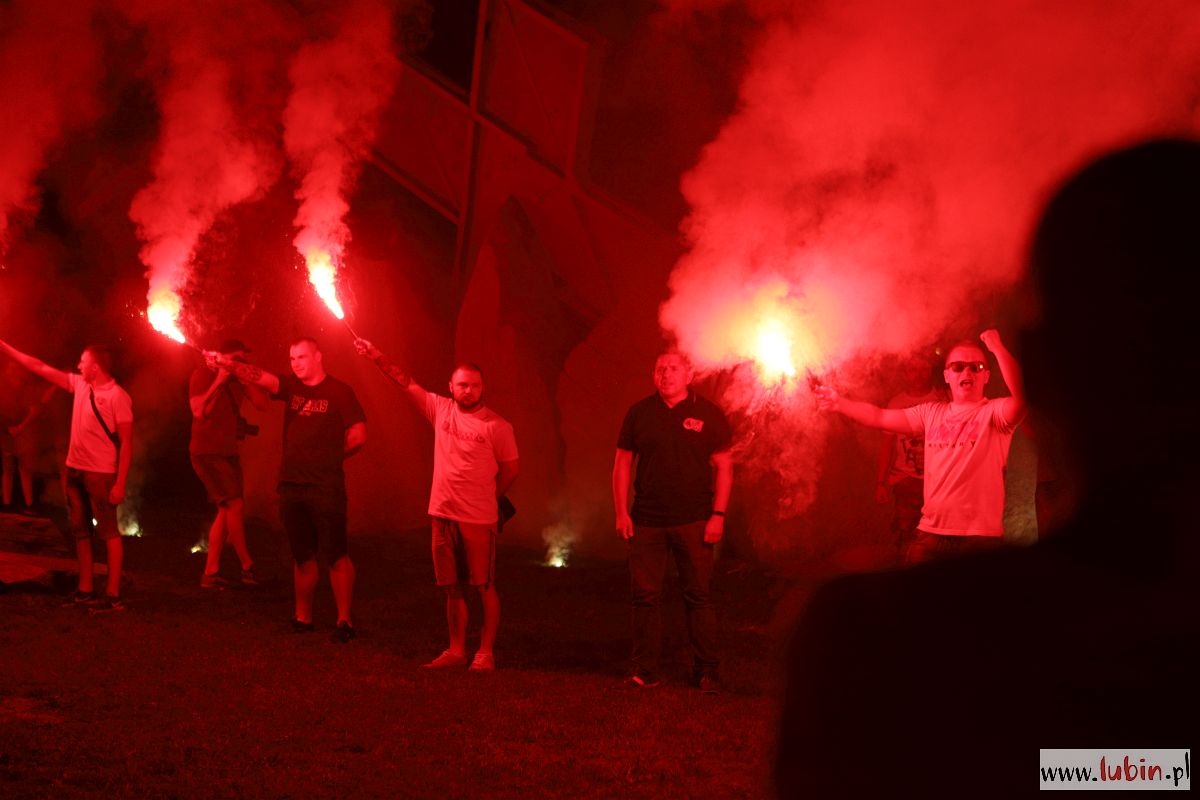 Kibice tuż po północy upamiętnili rocznicę (FOTO)